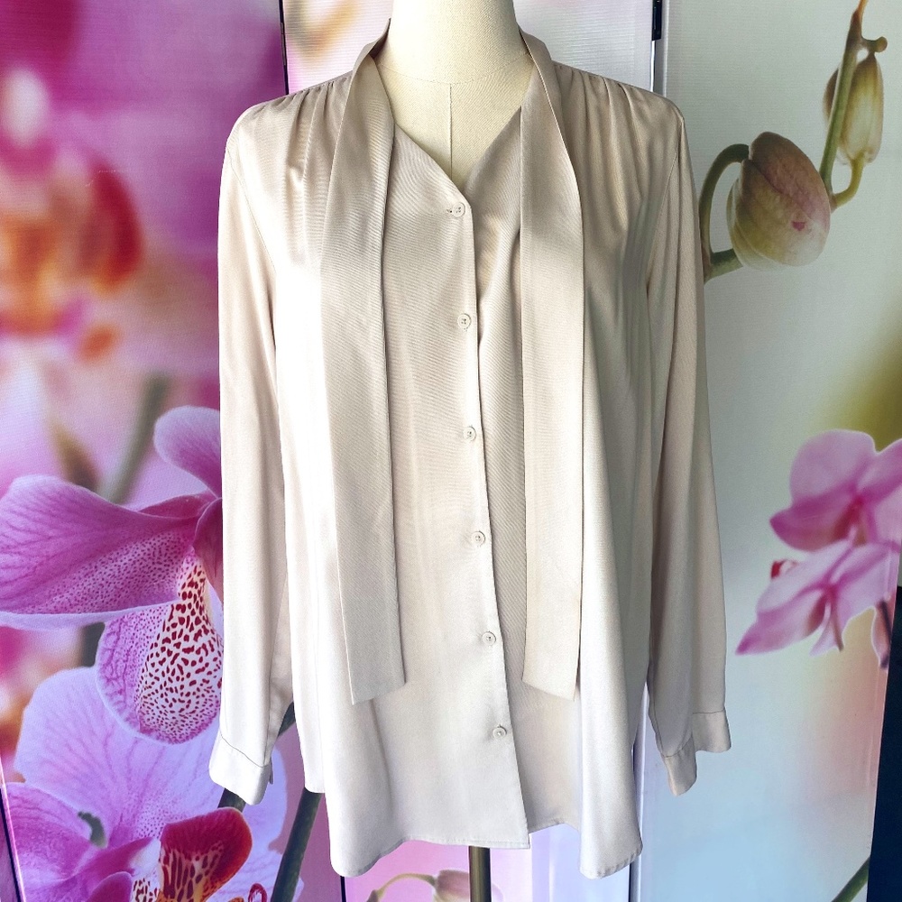 Uniqlo crème blouse with self tie
